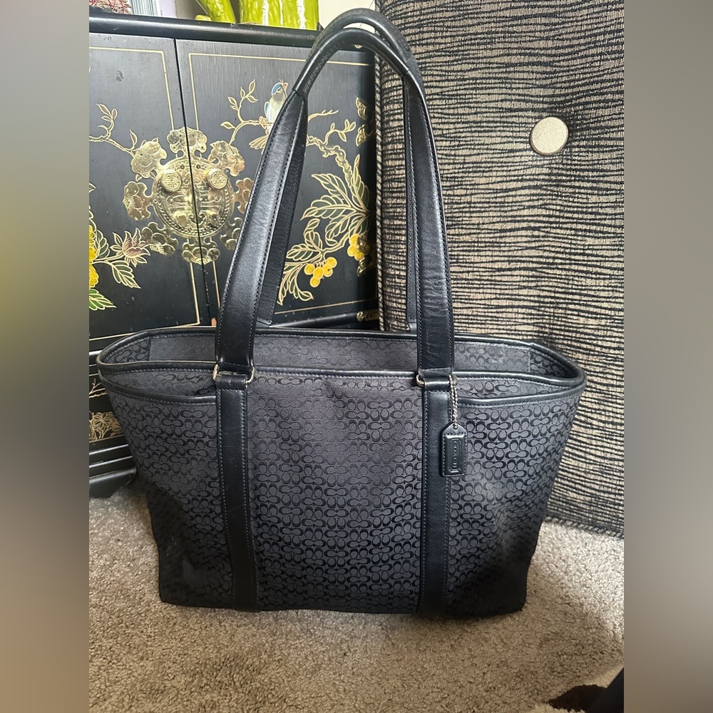 SOLD! Coach Hampton Signature Canvas Tote! 🖤✨